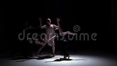 五名舞蹈演员在黑色、阴影、慢动作上的当代<strong>舞蹈表演</strong>